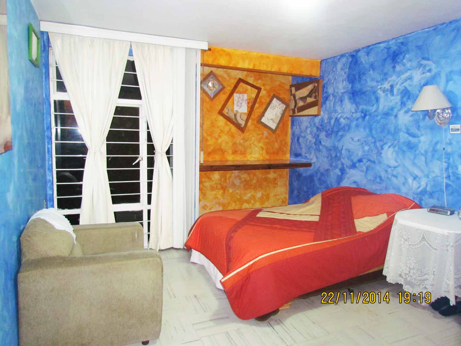 HABITACIÓN NARANZA AZUL